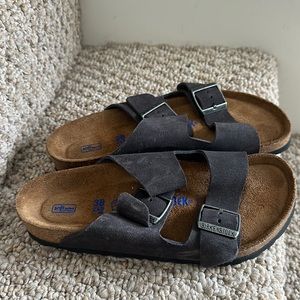 BRAND NEW without box Birkenstock Arizona soft footbed suede in velvet gray.